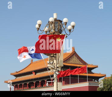 --FILE--chinois et de drapeaux nationaux panaméens sur flutter un lampadaire en face de la Place Tian'anmen Tribune à Beijing, Chine, 17 novembre 2017. Un panama Banque D'Images