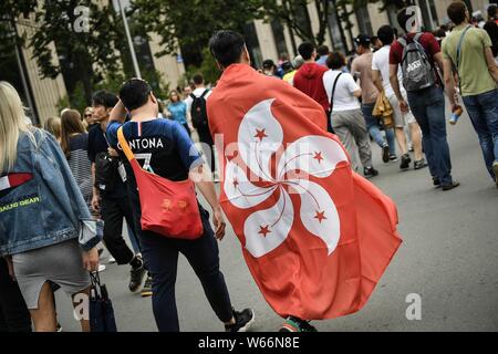 Les fans de football, recueillir l'extérieur du stade Luzhniki avant la finale entre la France et la Croatie lors de la Coupe du Monde de 2018 à Moscou, Russie, Banque D'Images