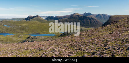 Voir l'ensemble du Lochans Feith Mhic-illean vers Beinn Dearg Beag, Beinn Dearg Mor et une Fisherfield Teallach, Forêt, Ecosse Banque D'Images