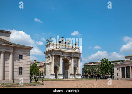 Milan, Italie ; Juillet 2019 : Vue de l'Arc de la paix à Milan's place Sempione (Arco della Pace) Banque D'Images