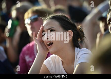 Fédération de fans regarder la ronde de 16 match entre l'Espagne et la Russie pendant la Coupe du Monde FIFA 2018 sur un square à Kazan, Russie, 1 juillet 2018. Banque D'Images