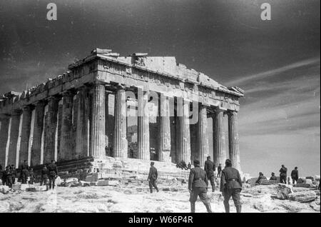 Soldats allemands Airforce visite guidée sur sur la célèbre Acropole Temple à Athéna en 1941 durch Grèce de l'occupation par la Wehrmacht allemande Banque D'Images