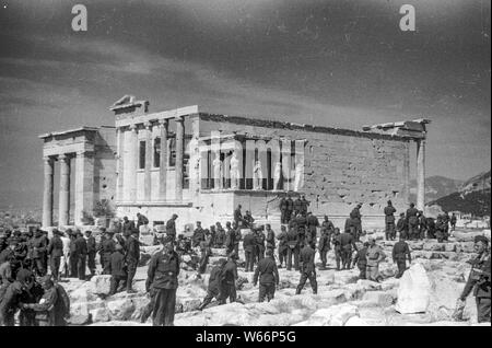 Soldats allemands Airforce visite guidée sur sur la célèbre Acropole Temple à Athéna en 1941 durch Grèce de l'occupation par la Wehrmacht allemande Banque D'Images