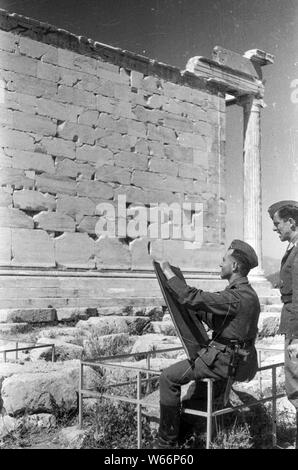 Soldats allemands Airforce visite guidée sur sur la célèbre Acropole Temple à Athéna en 1941 durch Grèce de l'occupation par la Wehrmacht allemande Banque D'Images