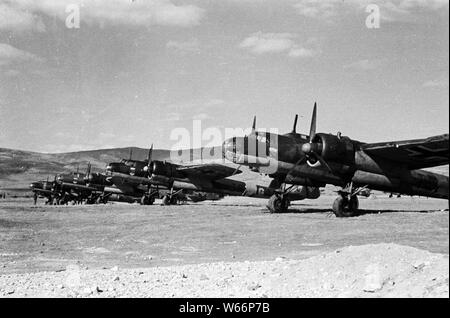 Les bombardiers de la Force aérienne allemande Typ JU 88, survolant les montagnes près de Kalinowka, la Bulgarie en 1942 pendant la seconde guerre mondiale 2 Banque D'Images