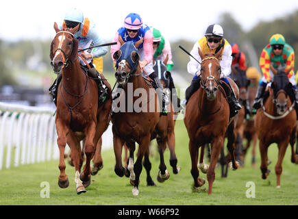 Timoshenko monté par Jockey Luke Morris (à gauche) remporte l'Unibet Handicap Goodwood durant la deuxième journée de l'Qatar Festival de Goodwood à Goodwood Hippodrome, Chichester. Banque D'Images