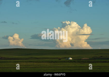 Vue de l'aire de la prairie Hulun Buir en Chine du nord, région autonome de Mongolie intérieure, le 14 juillet 2018. Vue de l'aire de la Hulun Buir G Banque D'Images