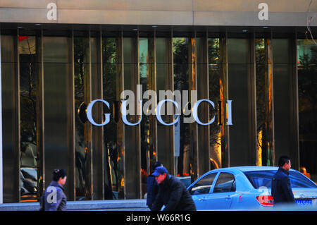 --FILE--piétons devant une boutique Gucci à Shenyang city, Liaoning Province du nord-est de la Chine, le 8 novembre 2013. Louis Vuitton a d'abord luxur Banque D'Images