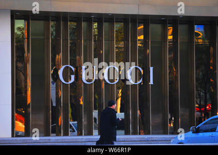 --FILE--un piéton passe devant un magasin Gucci à Shenyang city, Liaoning Province du nord-est de la Chine, le 8 novembre 2013. Louis Vuitton a d'abord lux Banque D'Images