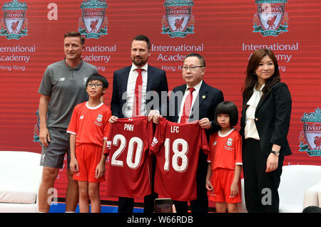 Ancien joueur de football tchèque Vladimir Smicer, gauche, assiste à la cérémonie d'ouverture pour Liverpool International Academy Soccer School à Hong Kong, Chine Banque D'Images