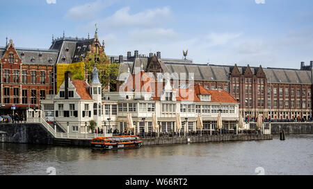 AMSTERDAM, PAYS-BAS - 01 MAI 2018 : gare centrale et centre d'accueil d'Amsterdam sur Stationsplein Banque D'Images