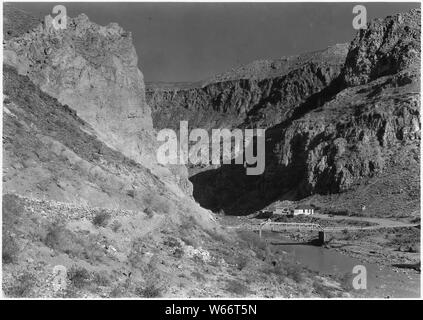 La Verkin Warm Springs. Escalante en 1776 a traversé la rivière vierge à environ un demi-mille au-dessous de ce point, l'odeur de soufre dans l'eau. Plus tard, il a été perdu pendant un moment dans le désert rouge plus au sud. Streak diagonal dans Hill à gauche fait partie de la démarche de l'ouragan. Banque D'Images