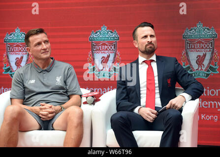 Ancien joueur de football tchèque Vladimir Smicer, gauche, assiste à la cérémonie d'ouverture pour Liverpool International Academy Soccer School à Hong Kong, Chine Banque D'Images