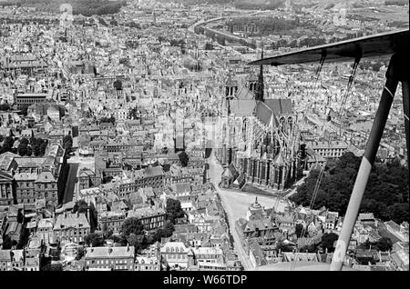 La ville bombardée et cathédrale d'Amiens, phot prendre par un avion de surveillance aérienne allemande pendant l'occupation allemande de la France en 1942 Banque D'Images