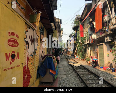 HANOI, Vietnam, 21 Avr 2019, un des sentiers à travers une rue étroite dans le centre ville de Hanoi. Banque D'Images