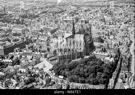 La ville bombardée et cathédrale d'Amiens, phot prendre par un avion de surveillance aérienne allemande pendant l'occupation allemande de la France en 1942 Banque D'Images