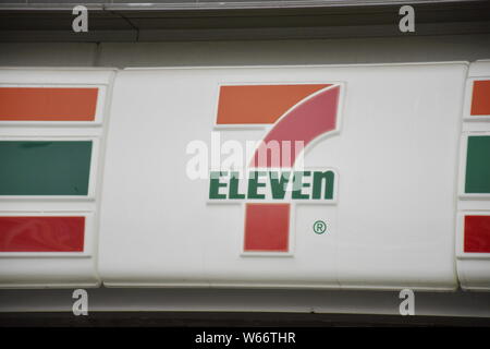 --FILE--Vue d'une pancarte de 7-Eleven dépanneur à Shanghai, Chine, le 20 mars 2018. La chaîne de dépanneurs 7-Eleven est t Banque D'Images