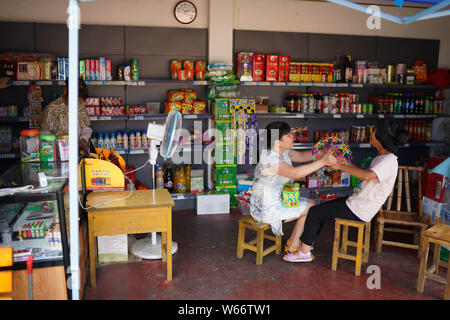 (190731) -- NANCHANG, 31 juillet 2019 (Xinhua) -- Liu Xiaoqing entraîne une fille avec la paralysie cérébrale au cours d'une session à domicile dans le comté de Luxi de Pingxiang, la Chine de l'est la province, le 3 juillet 2019. Lorsque le comté de Luxi d'adaptation scolaire a été créé en 1997, Liu Xiaoqing, puis un diplôme universitaire normal, sollicité un poste là sans hésitation. Travailler comme professeur d'éducation spéciale a été difficile, comme les étudiants ont besoin de Liu beaucoup plus d'attention que leurs camarades sans handicap physique ou mental. Mais Liu est resté sur son poste pour 22 ans à aider ses élèves à améliorer avec v Banque D'Images