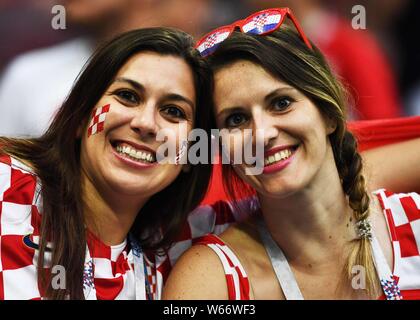 Des fans de football féminin présentent pour montrer leur soutien à la Croatie avant leur match de demi-finale contre l'Angleterre durant la Coupe du Monde de 2018 à Moscou, Banque D'Images