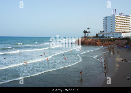 Orihuela Costa, Alicante, Espagne - Juillet 2019 - Vue de La Zenia plage de surf de gros temps Banque D'Images