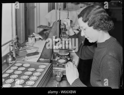 Lancaster, Pennsylvanie - Hamilton Montres. Fonctionnement - Le transfert par cette opération, les numéros transférés sur la ligne téléphonique au moyen d'un timbre en caoutchouc machine - semi-qualifiée. Banque D'Images