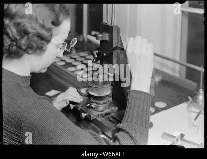 Lancaster, Pennsylvanie - Hamilton Montres. Fonctionnement - Le transfert par cette opération, les numéros transférés sur la ligne téléphonique au moyen d'un timbre en caoutchouc machine - semi-qualifiée. Banque D'Images