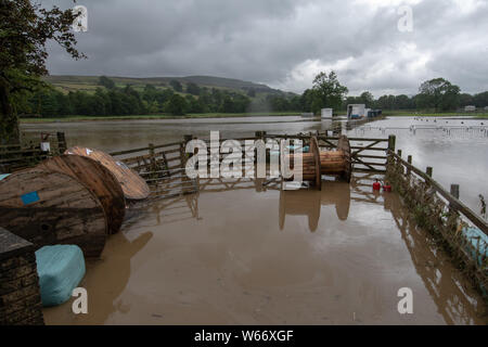 Swaledale, Yorkshire, Angleterre. Jul 31, 2019. Flash flood à Reeth et Fremington, Swaledale dans le Yorkshire Dales National Park a causé de graves dégâts et un plein mois de pluie sont tombés en moins de 4 heures, balayant les voitures et l'inondation des maisons dans la région. Credit : Wayne HUTCHINSON/Alamy Live News Banque D'Images