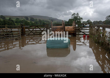 Swaledale, Yorkshire, Angleterre. Jul 31, 2019. Flash flood à Reeth et Fremington, Swaledale dans le Yorkshire Dales National Park a causé de graves dégâts et un plein mois de pluie sont tombés en moins de 4 heures, balayant les voitures et l'inondation des maisons dans la région. Credit : Wayne HUTCHINSON/Alamy Live News Banque D'Images