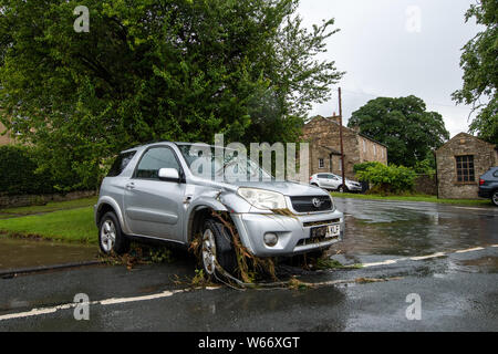 Swaledale, Yorkshire, Angleterre. Jul 31, 2019. Flash flood à Reeth et Fremington, Swaledale dans le Yorkshire Dales National Park a causé de graves dégâts et un plein mois de pluie sont tombés en moins de 4 heures, balayant les voitures et l'inondation des maisons dans la région. Credit : Wayne HUTCHINSON/Alamy Live News Banque D'Images