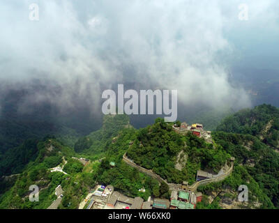 Vue aérienne de la montagne Wudang Wudang Wudangshan (Mont ou montagne) entouré de brume et nuage dans Shiyan city, province du Hubei en Chine centrale, 23 J Banque D'Images