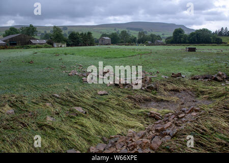 Swaledale, Yorkshire, Angleterre. Jul 31, 2019. Flash flood à Reeth et Fremington, Swaledale dans le Yorkshire Dales National Park a causé de graves dégâts et un plein mois de pluie sont tombés en moins de 4 heures, balayant les voitures et l'inondation des maisons dans la région. Credit : Wayne HUTCHINSON/Alamy Live News Banque D'Images