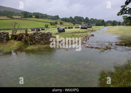 Swaledale, Yorkshire, Angleterre. Jul 31, 2019. Flash flood à Reeth et Fremington, Swaledale dans le Yorkshire Dales National Park a causé de graves dégâts et un plein mois de pluie sont tombés en moins de 4 heures, balayant les voitures et l'inondation des maisons dans la région. Credit : Wayne HUTCHINSON/Alamy Live News Banque D'Images