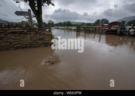 Swaledale, Yorkshire, Angleterre. Jul 31, 2019. Flash flood à Reeth et Fremington, Swaledale dans le Yorkshire Dales National Park a causé de graves dégâts et un plein mois de pluie sont tombés en moins de 4 heures, balayant les voitures et l'inondation des maisons dans la région. Credit : Wayne HUTCHINSON/Alamy Live News Banque D'Images