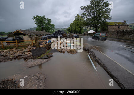 Swaledale, Yorkshire, Angleterre. Jul 31, 2019. Flash flood à Reeth et Fremington, Swaledale dans le Yorkshire Dales National Park a causé de graves dégâts et un plein mois de pluie sont tombés en moins de 4 heures, balayant les voitures et l'inondation des maisons dans la région. Credit : Wayne HUTCHINSON/Alamy Live News Banque D'Images