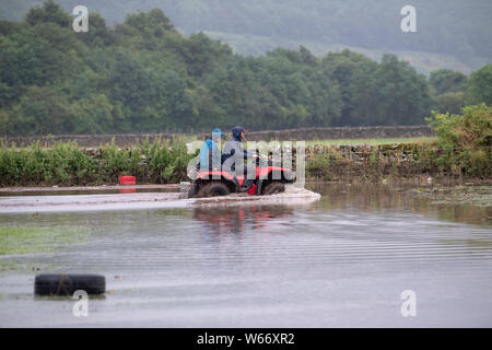 Swaledale, Yorkshire, Angleterre. Jul 31, 2019. Flash flood à Reeth et Fremington, Swaledale dans le Parc National des Yorkshire Dales causé de graves et une moinths devestation complet d'une valeur de pluie sont tombés en moins de 4 heures, balayant les voitures et l'inondation des maisons dans la rea. Credit : Wayne HUTCHINSON/Alamy Live News Banque D'Images