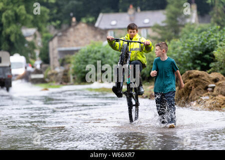 Swaledale, Yorkshire, Angleterre. Jul 31, 2019. Flash flood à Reeth et Fremington, Swaledale dans le Yorkshire Dales National Park a causé de graves devestation et toute une valeur de mois de pluie sont tombés en moins de 4 heures, balayant les voitures et l'inondation des maisons dans la région. Credit : Wayne HUTCHINSON/Alamy Live News Banque D'Images