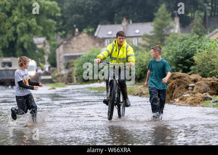 Swaledale, Yorkshire, Angleterre. Jul 31, 2019. Flash flood à Reeth et Fremington, Swaledale dans le Yorkshire Dales National Park a causé de graves devestation et toute une valeur de mois de pluie sont tombés en moins de 4 heures, balayant les voitures et l'inondation des maisons dans la région. Credit : Wayne HUTCHINSON/Alamy Live News Banque D'Images