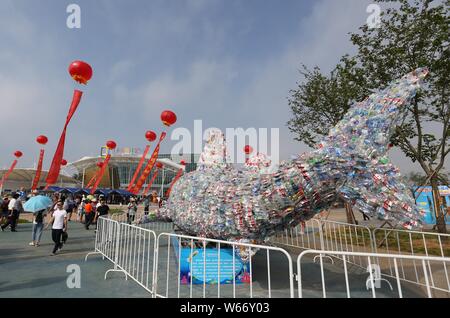 Vue d'un "requin" faite de bouteilles de plastique des déchets pour sensibiliser à la protection de l'environnement de Shanghai Ocean Park à Shanghai, à l'est Chi Banque D'Images