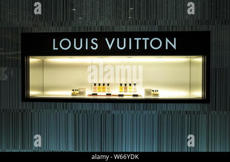 FILE--View of a Louis Vuitton boutique of Louis Vuitton Moet Hennessy  (LVMH) in Shanghai, China, 29 July 2013. LVMH Moet Hennessy Louis Vuitton  Stock Photo - Alamy
