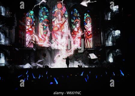 Chen Hsin-hung, mieux connu sous son nom de scène Ashin, du groupe de rock taïwanais Mayday fonctionne à la Tournée 2018 de la vie en concert, au sud-ouest de la ville de Chengdu Banque D'Images