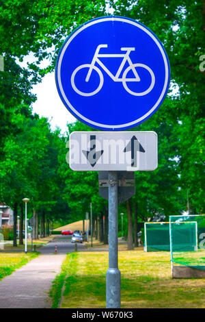 Panneau routier néerlandais : piste cyclable, panneau bleu ronde Banque D'Images