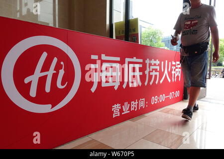 --FILE--un piéton passe devant un restaurant hotpot de Hai Di Lao dans Shanghai, Chine, 18 mai 2018. Les usagers des médias sociaux en Chine ont exprimé excite Banque D'Images