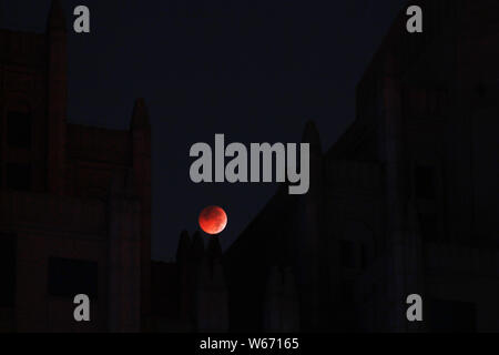 Vue sur la plus longue 'blood moon' éclipse de ce siècle, qui passe dans l'ombre de la terre, au cours d'une éclipse lunaire totale dans la ville de Quanzhou, southea Banque D'Images