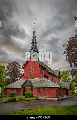 Tilfredshet chapelle et le crématorium associés sont idéalement situé sur le cimetière ainsi que le clocher. Les deux ont été conçus par l'architecte de Néant Banque D'Images