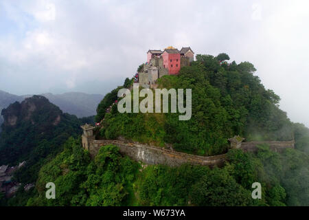 Vue aérienne de la montagne Wudang Wudang Wudangshan (Mont ou montagne) entouré de brume et nuage dans Shiyan city, province du Hubei en Chine centrale, 23 J Banque D'Images