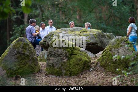 La Saxe-Anhalt, Allemagne. 31 juillet, 2019. Des journalistes et des représentants de la politique et de la préservation des monuments stand à la chambre funéraire de pierre de la 'Königsgrabes', qui a été érigée par les gens de l'entonnoir pour mener à bien la culture bécher enterrements là. Dans l'avenir, le mégalithe Route conduira l'Altmark passé la tombe et attirer les touristes dans le nord-ouest de l'Altmark. A l'origine il était prévu de commencer la route longue de 40 kilomètres, au printemps prochain, mais il a encore besoin de temps pour le développement. Dpa : Crédit photo alliance/Alamy Live News Banque D'Images