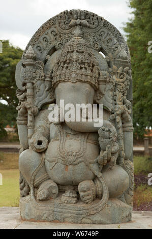 Hoysaleswara temple, également appelé simplement comme le temple, Halebidu est un 12ème siècle temple hindou dédié à Shiva.Plus grand monument à Halebidu. Banque D'Images