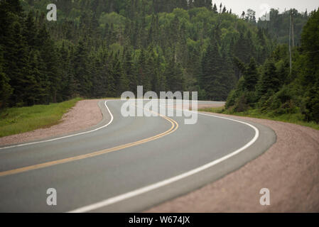 Chemin de la Trans Canada Highway au-dessus de la rive nord du lac Supérieur. Banque D'Images