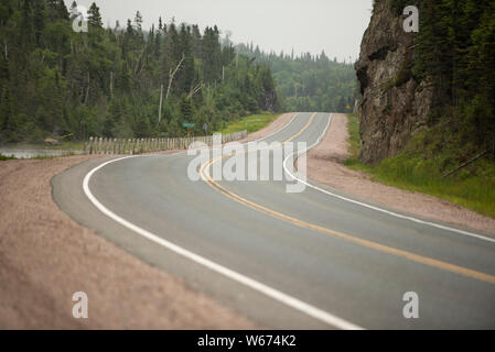 Chemin de la Trans Canada Highway au-dessus de la rive nord du lac Supérieur. Banque D'Images