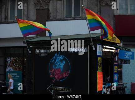 Petite sortie de la rue qui vend des billets pour le théâtre et autres événements près de Piccadilly Circus à Londres avec deux drapeaux LGBT. Banque D'Images